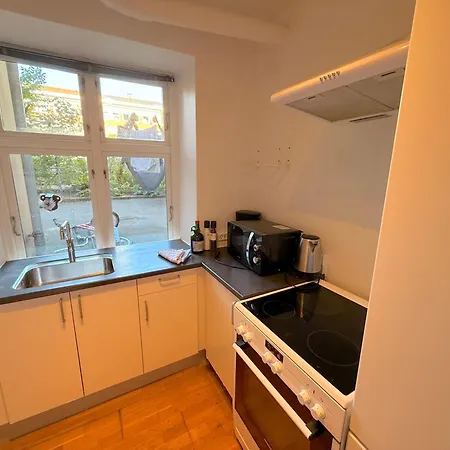 Bright Ground-floor 500m From Norrebro Station Apartament *
